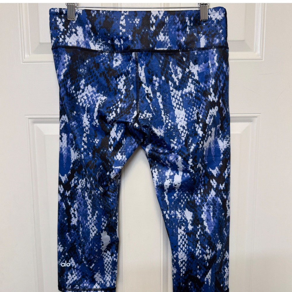 Alo Women Leggings Medium Blue Snakeskin Print Cropped Yoga Pants Athleisure - Picture 2 of 7